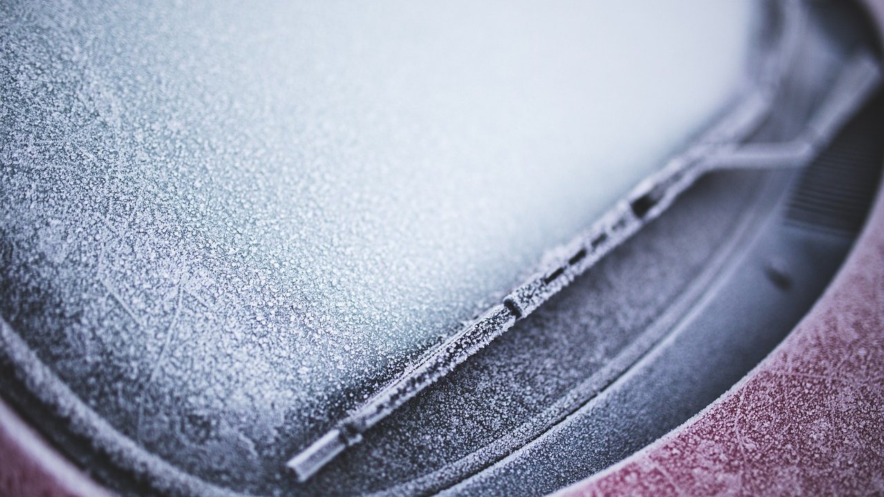 In den kalten Wintermonaten gibt es wohl nichts Unangenehmeres als das tägliche Eiskratzen am Morgen.
