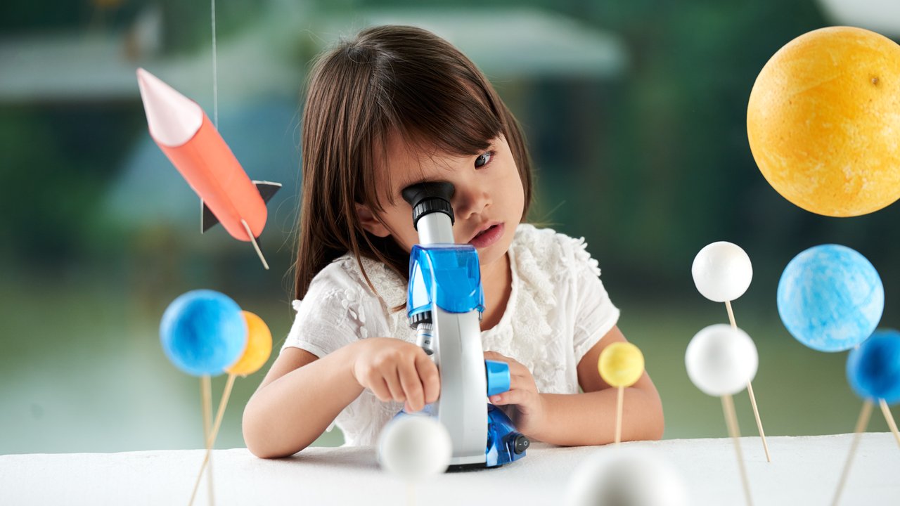 Mikroskop für Kinder - Mädchen mit Mikroskop