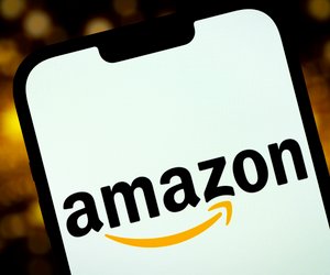 Dieser schicke Solarspringbrunnen von Amazon wird zum Blickfang in deinem Garten