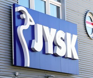 Schlicht und edel: Die Jysk-Vase aus Steinzeug ist ein Must-have