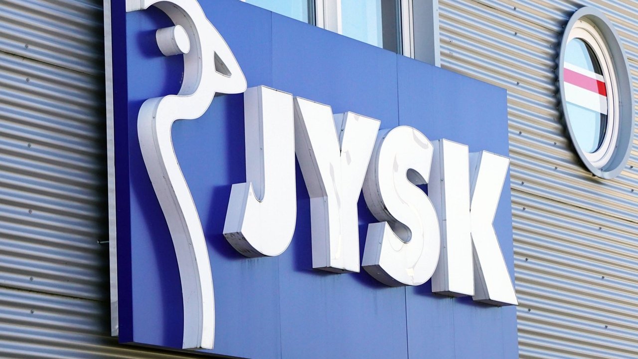 Diese Vase von Jysk bringt schlichte Eleganz in dein Zuhause.