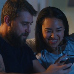 Kind im Bett & du vorm Screen? Warum dein nächtliches Wachbleiben mehr über dich verrät, als du denkst