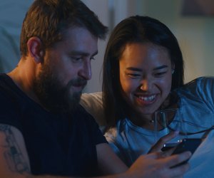Kind im Bett & du vorm Screen? Warum dein nächtliches Wachbleiben mehr über dich verrät, als du denkst