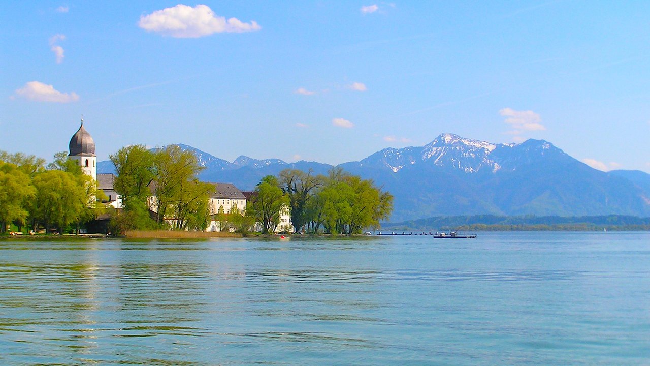 Über die Fraueninsel im Chiemsee geht der Blick auf die Gipfel der bayerischen Alpen.