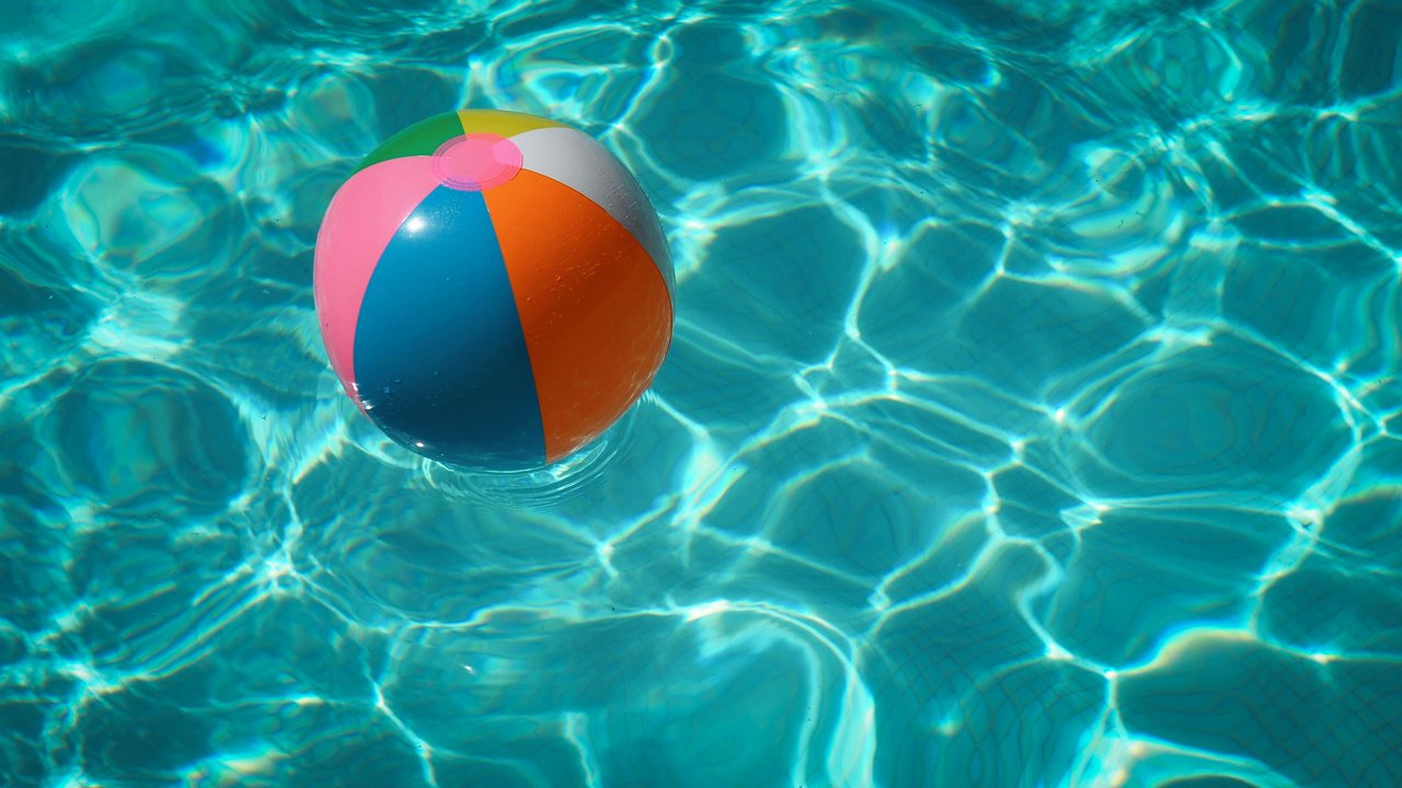 Mit dem LED-Wasserball von Amazon werden deine Pool-Partys garantiert spaßig.