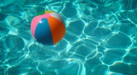 Der Must-Have Pool-Accessoire: Der aufblasbare LED Ball von Amazon macht jedes Bad zur Party