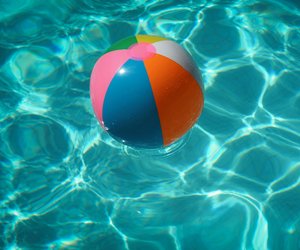 Pool-Party Must-Have: Der aufblasbare LED-Ball, den jeder haben will
