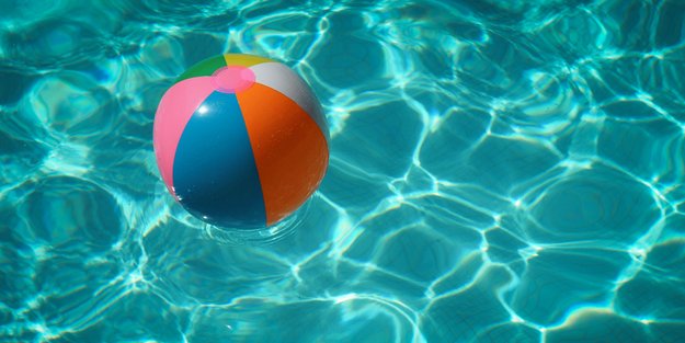 Badespaß garantiert: Diesen aufblasbaren LED Ball von Amazon holt sich jeder für den Pool