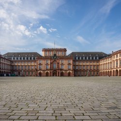Das zweitgrößte europäische Schloss ist dieses Meisterwerk der Architektur aus Deutschland 