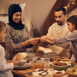 Eid Mubarak: So feierst du das Zuckerfest gemeinsam mit deinen muslimischen Freunden