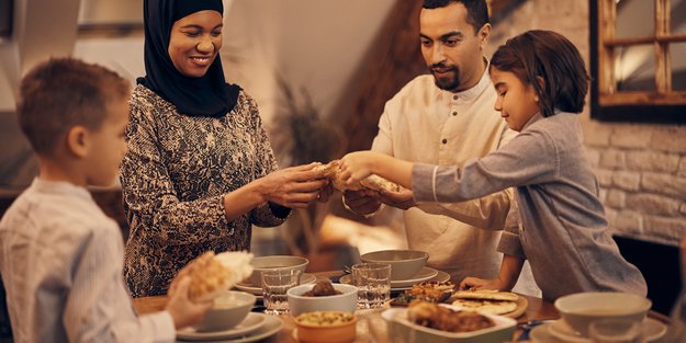 Zuckerfest im Islam: So könnt ihr gemeinsam mit euren muslimischen Freunden feiern