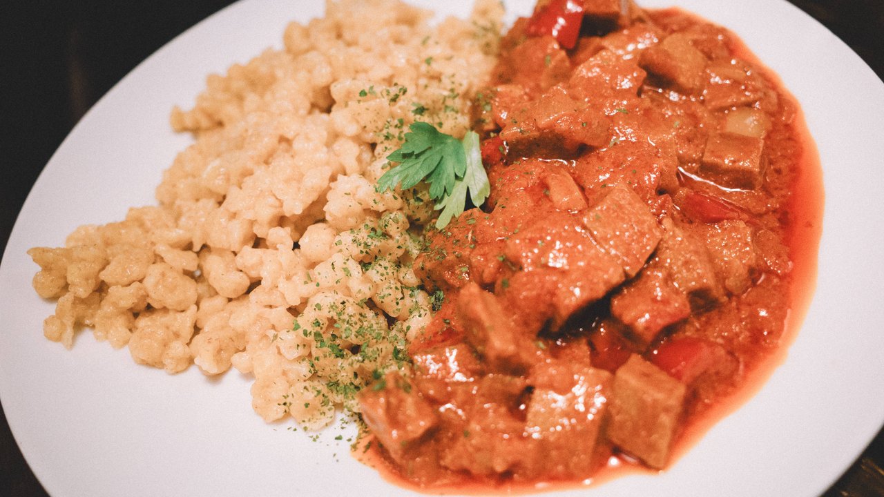 Sieht aus wie Gulasch, ist aber Seitan.