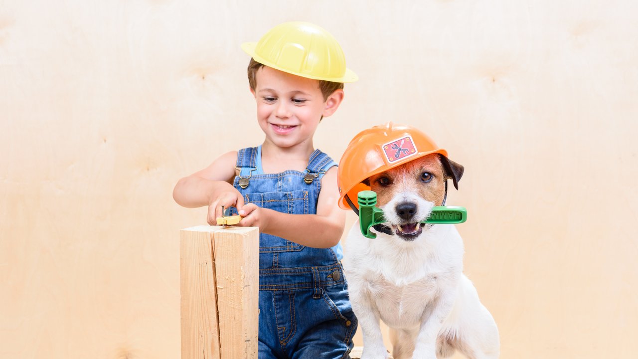 Kinderwerkbank - Kind und Hund mit Werkzeug