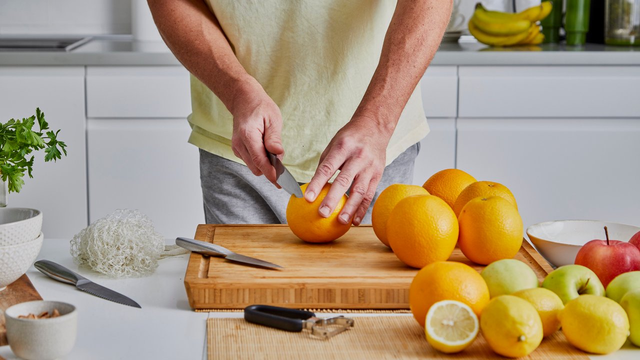 Vor dem Filetieren der Orangen muss die Schale ab.