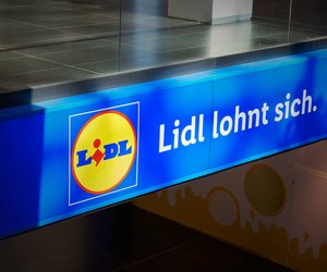 Diese Stehleuchte von Lidl sorgt für galaktische Stimmung in deinem Wohnzimmer