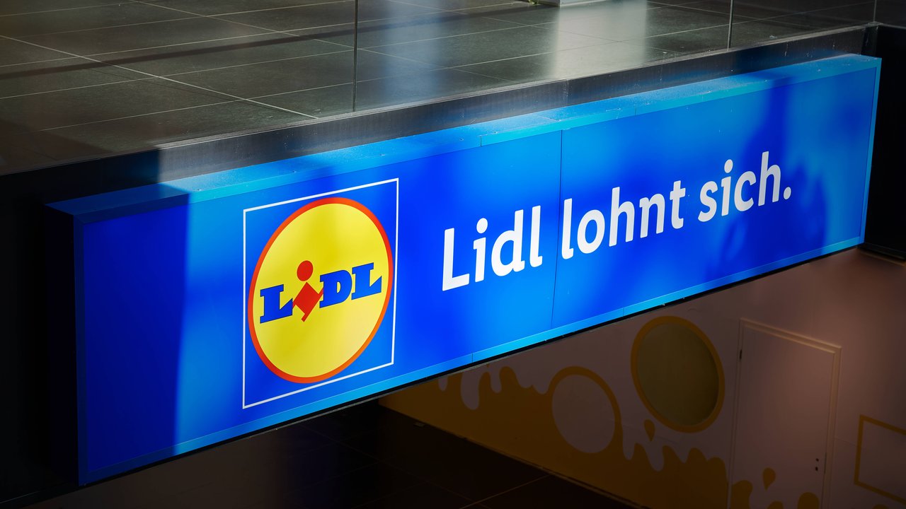 Bei Lidl gibt es die perfekte Lampe für Sternenfans.