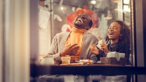 "A horse walks into a bar": 23 englische Witze, bei denen wir Tränen lachen