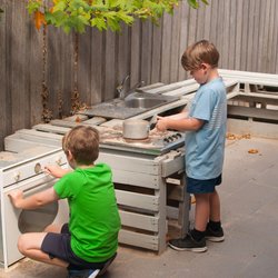 Matschküche selber bauen als Highlight-Geschenk für Kinder