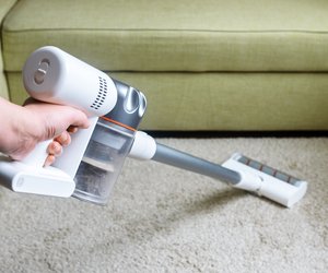 Dyson-Alternative im Angebot: Stiel-Staubsauger zum Spottpreis bei Aldi