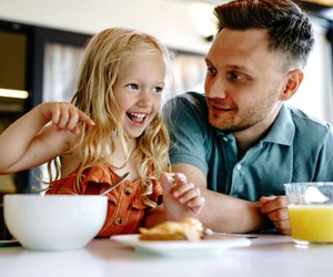 Schüssel, Tasse und Teller: Bei Amazon gibt es ein niedliches Geschirr-Set für Kinder