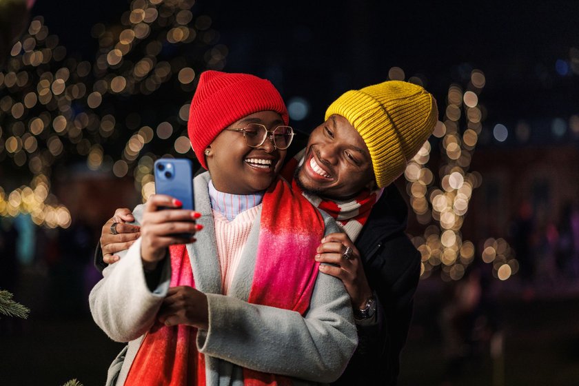 Junges Pärchen macht romantisches Selfie mit funkelndem Hintergrund