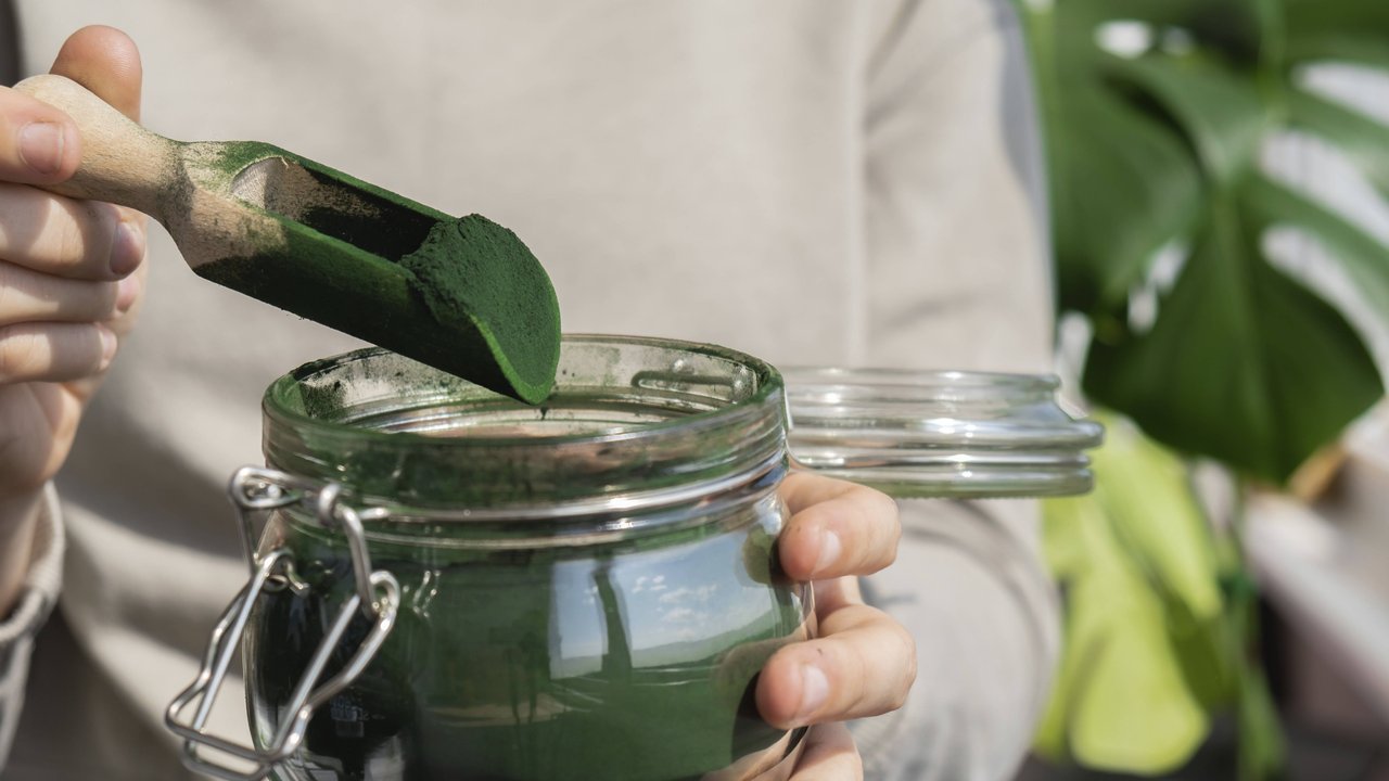 Chlorella gibt es in Pulver- und Tablettenform als Nahrungsergänzungsmittel.