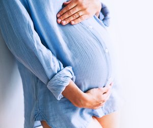 Bauchschmerzen in der Schwangerschaft: Das kann dahinter stecken