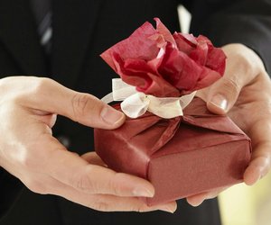 Steuerfreie Geschenke vom Chef: Was dein Arbeitgeber dir schenken darf