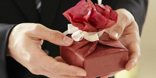 Geschenke vom Chef: Diese steuerfreien Vorteile darf dein Arbeitgeber dir bieten
