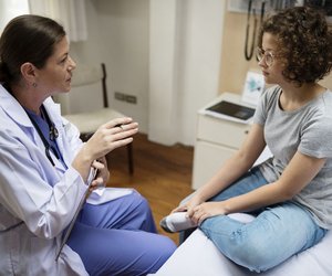 Der erste Besuch beim Frauenarzt – So bereitest du deine Tochter darauf vor
