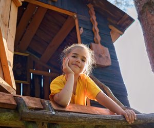 Stelzenhaus für Kinder: Die 4 schönsten Modelle für euren Garten