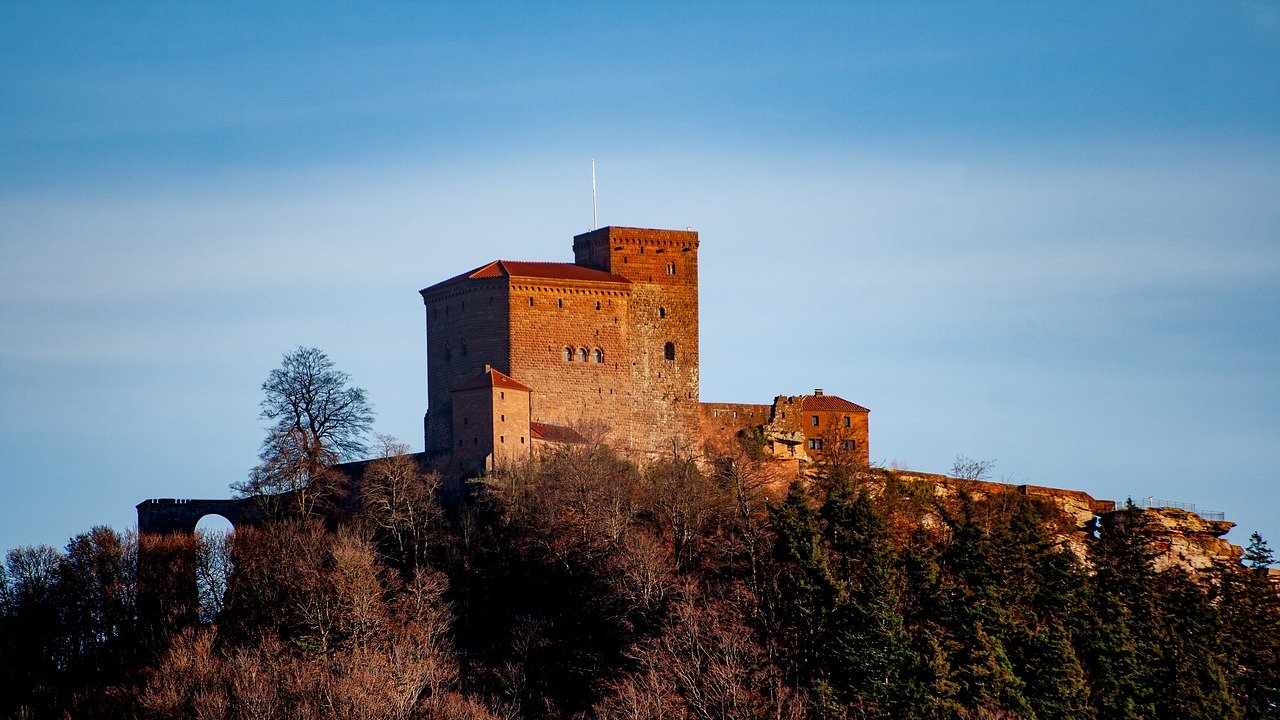 Noch heute ist die Burg Trifels ein berühmtes Reiseziel.