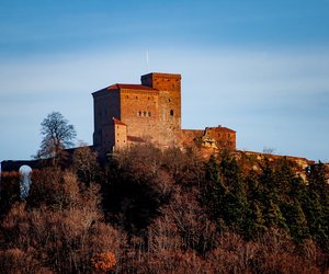 Auf dieser mächtigen Burg saß ein mittelalterlicher König in Gefangenschaft
