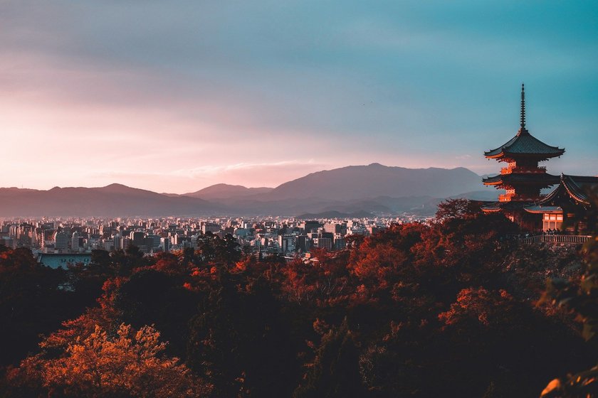 Japanischer Tempel und Blick auf Kytoto im Sonnenuntergang