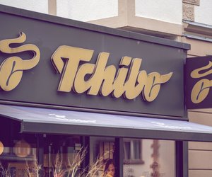 Tropisches Flair für dein Zuhause: Tchibo Dekokissen-Bezug bringt den Dschungel auf deine Couch