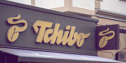 Couch-Upgrade mit Tchibo: 1 Kissenbezug, 2 Designs und 5 Styling-Tipps für Dschungel-Flair