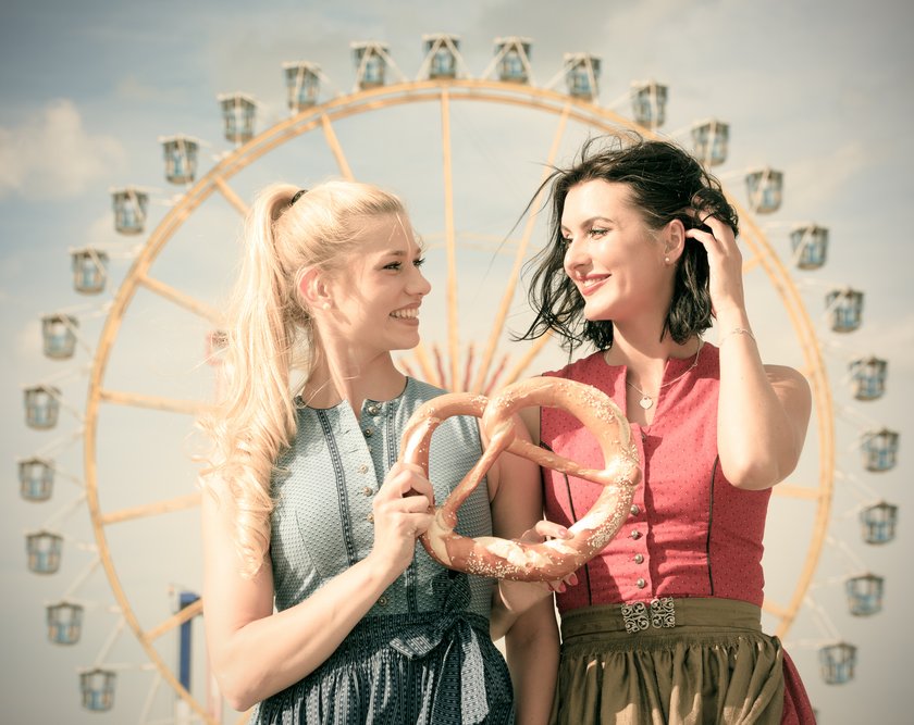 Zwei Bayerinnen auf dem Oktoberfest.