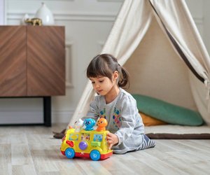 Ab wann können Kinder alleine spielen?