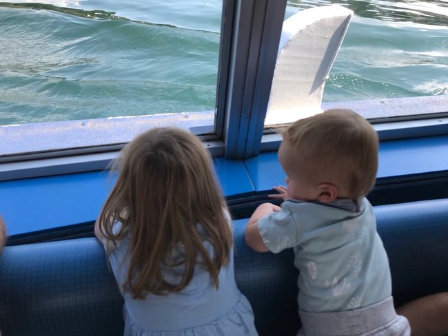 Kinder auf einer Bootsfahrt auf dem Lago Maggiore