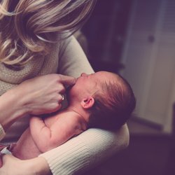 Ashwagandha in der Stillzeit: Kann das Kraut dem Baby schaden?