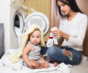 Babykleidung waschen: Häufige Fragen zu Waschmittel, Temperatur, Flecken & Co.