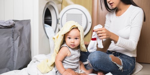 Babykleidung waschen: Häufige Fragen zu Waschmittel, Temperatur, Flecken & Co.