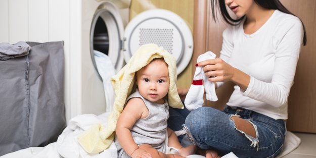 Babykleidung waschen: Tipps zu Waschmittel, Temperatur, Flecken & Co.