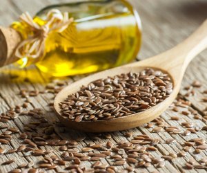 Haltbarkeit von Leinöl: So lange kannst du das Pflanzenöl nutzen