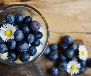 Heidelbeeren und Stillen: Sind die kleinen blauen Kugeln unbedenklich?