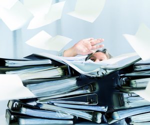 Schreibtisch organisieren: So sagt ihr dem Chaos den Kampf an