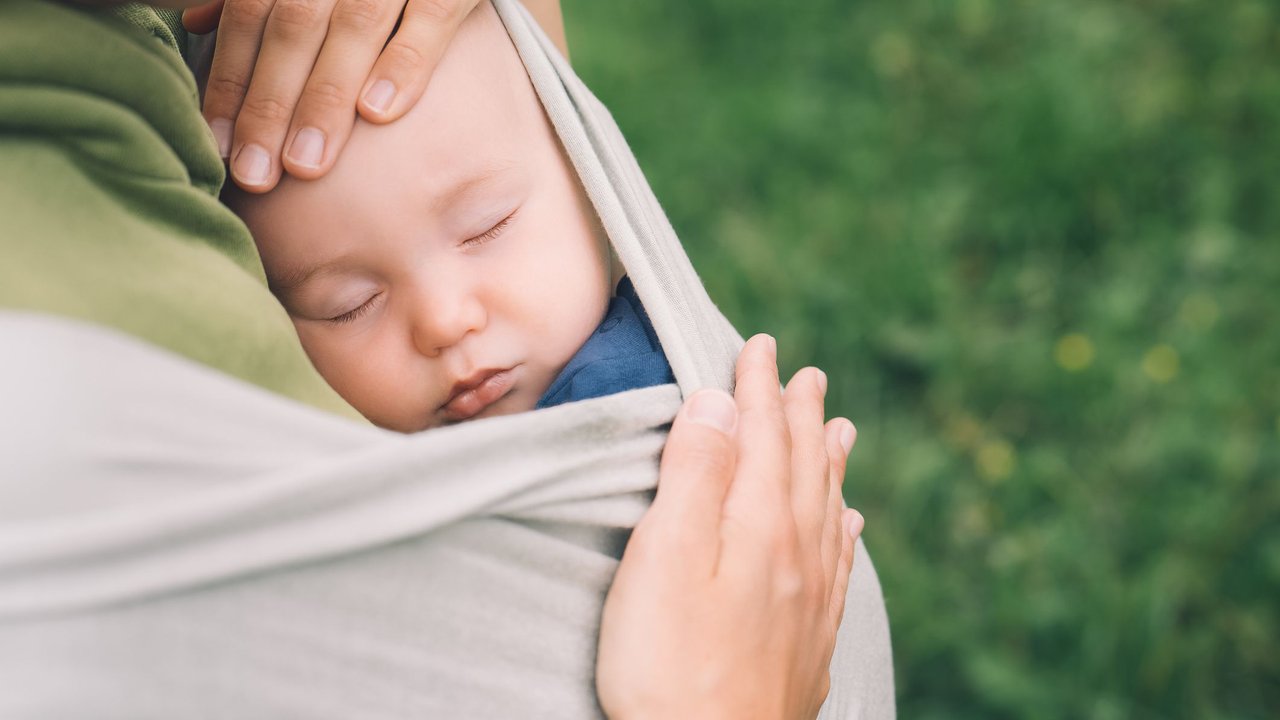 High-Need-Babys brauchen extra viel Nähe und wollen gern getragen werden