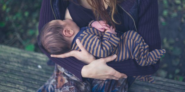 Trotz Corona: Sollte ich mein Baby weiter stillen?