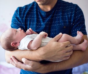 Baby schaukeln: Natürlich geborgen durch sanftes Wiegen
