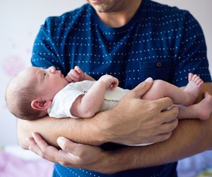 Baby schaukeln: Natürlich geborgen durch sanftes Wiegen
